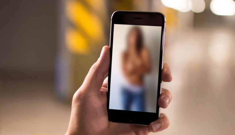 Récit sexe d'une coquine qui échange des nudes et termine en sexe trio